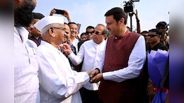 सीएम देवेंद्र फडणवीस से मिले अन्ना हजारे, रालेगणसिद्धी आने का दिया न्योता