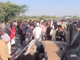 7 Killed As Cars Collide In Gujarat, Catches Fire, Spreads To Nearby Huts 7 Killed As Cars Collide In Gujarat, Catches Fire, Spreads To Nearby Huts