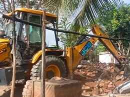 CG में पीएम आवास पर चला प्रशासन का बुलडोज़र! ग्रामीणों और अफसरों के बीच हुई नोंक-झोंक