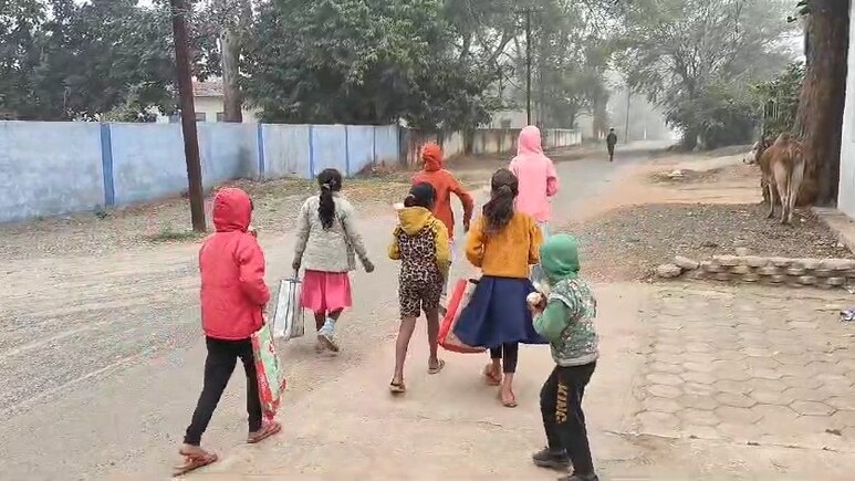 Cherchera Festival 2025: 'छेरिक छेरा छेरछेरा, माई कोठी के धान ला गौटनिन हेरहेरा...' गांवों में धूम के साथ शुरू हुआ छेरछेरा त्योहार