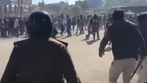 यूनियन कार्बाइड के जहरीले कचरे के खिलाफ पीथमपुर में हंगामा, 2 युवकों ने खुद पर पेट्रोल डालकर लगाई आग
