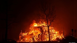 Thousands, Including Hollywood Stars, Flee Los Angeles Amid Wildfire