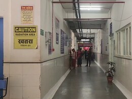 Girl Suicide: नाबालिग बच्ची ने लगा ली फांसी, अस्पताल लेकर पहुंचे परिजन तो डॉक्टर ने किया मृत घोषित Girl Suicide: नाबालिग बच्ची ने लगा ली फांसी, अस्पताल लेकर पहुंचे परिजन तो डॉक्टर ने किया मृत घोषित