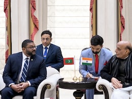 चीन के भरोसे अकड़ दिखाने वाले मालदीव ने टेके घुटने, भारत के चक्कर क्यों काट रहे मुइज्जू के मंत्री? चीन के भरोसे अकड़ दिखाने वाले मालदीव ने टेके घुटने, भारत के चक्कर क्यों काट रहे मुइज्जू के मंत्री?