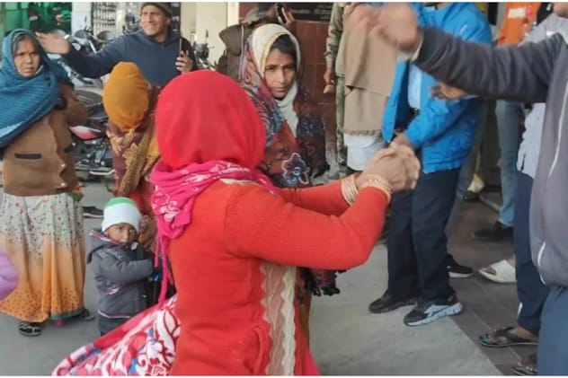 कोटा के एमबीएस अस्पताल में एंट्री के लिए गुजारिश करती हुईं महिलाएं. कोटा के एमबीएस अस्पताल में एंट्री के लिए गुजारिश करती हुईं महिलाएं.