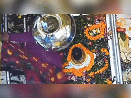 ओह यह क्या हुआ! देखिए बाबा विश्वनाथ के गर्भ गृह में गिर गई महिला श्रद्धालु ओह यह क्या हुआ! देखिए बाबा विश्वनाथ के गर्भ गृह में गिर गई महिला श्रद्धालु