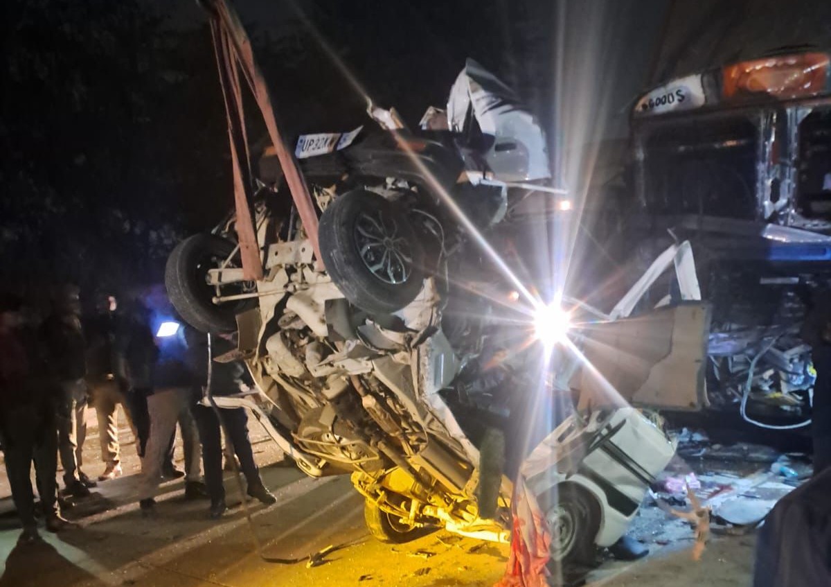 यूपी में इनोवा कार ने वैन को टक्कर मारी, 4 की मौत