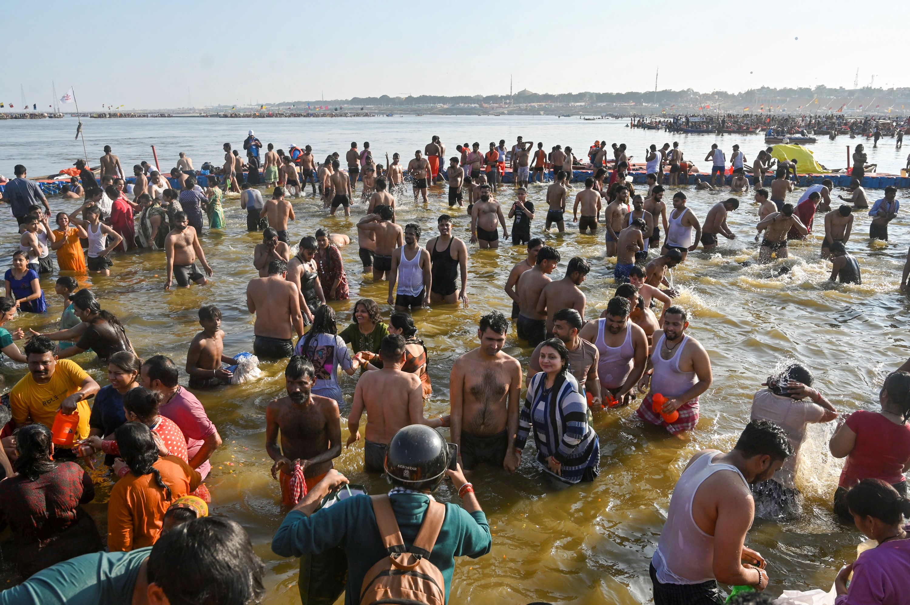 महाकुंभ में नियुक्त 1,500 सेवा दूत श्रद्धालुओं की कर रहे मदद, दिव्यांगों को करा रहे स्नान