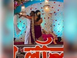 शादी के स्टेज पर दूल्हा-दुल्हन ने 'पुष्पा 2' के गाने 'अंगारों' पर किया धांसू डांस, लोग बोले- रश्मिका-अल्लू को फेल कर दिया शादी के स्टेज पर दूल्हा-दुल्हन ने 'पुष्पा 2' के गाने 'अंगारों' पर किया धांसू डांस, लोग बोले- रश्मिका-अल्लू को फेल कर दिया