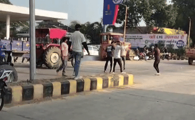 Video: बारां में सड़क पर गुंडागर्दी करते बजरी ठेकेदारों का वीडियो वायरल, लाठी-डंडो से मारपीट करते दिखे