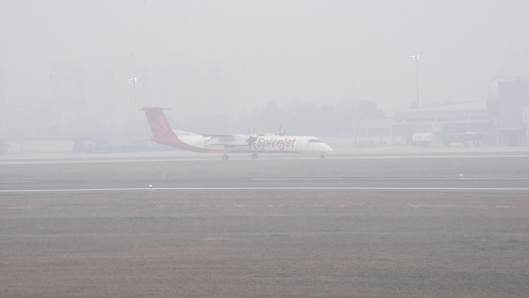 40 फ्लाइट कैंसिल, 4 डायवर्ट, दिल्ली एयरपोर्ट घने कोहरे में डूबा, इंडिगो, स्पाइसजेट से एयर इंडिया तक उड़ानों पर असर