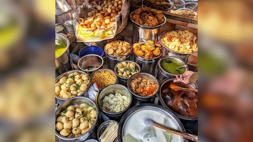 जन्‍माष्‍टमी पर मथुरा-वृंदावन जा रहे हैं तो मजा लें स्‍ट्रीट फूड का, 100 साल पुरानी दुकानों की कचौड़ी से लेकर लस्‍सी है लाजवाब