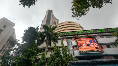 गिरावट के साथ खुला शेयर बाजार, FTA डील के बावजूद सेंसेक्स 400 अंक टूटा, निफ्टी 25,000 से फिसला