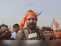 144 साल बाद ऐसा संयोग...  महाकुंभ में पुण्य स्नान के बाद जर्मनी के श्रद्धालु की भक्ति देखिए