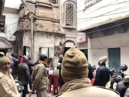 वाराणसी में 40 साल से बंद पड़े शिव मंदिर में हो रहा साफ-सफाई का काम, जल्द शुरू होगा पूजा-पाठ वाराणसी में 40 साल से बंद पड़े शिव मंदिर में हो रहा साफ-सफाई का काम, जल्द शुरू होगा पूजा-पाठ