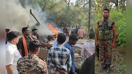 नक्सलियों का खौफ! शहीद जवान का उसके गांव में नहीं हो सका अंतिम संस्कार, इसलिए लेना पड़ा ये फैसला&nbsp;