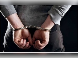 Crime story: पोलीस वाटत होते मिठाई, त्याच वेळी हाती लागला फरार आरोपी, नक्की काय घडलं? Crime story: पोलीस वाटत होते मिठाई, त्याच वेळी हाती लागला फरार आरोपी, नक्की काय घडलं?