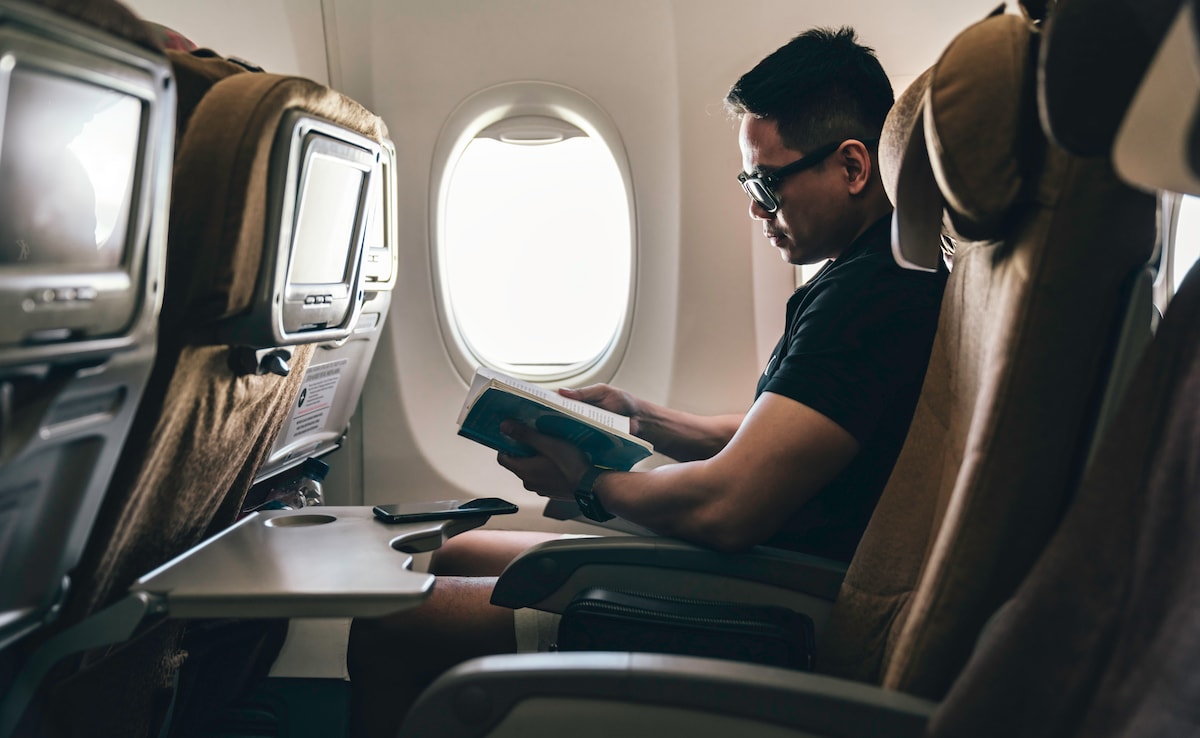 Finish reading a book when in the air. Photo: Instagram/iStock
