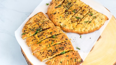 आज डिनर में क्या बनाऊं: कुछ अलग खाने का है मन तो सिर्फ 10 मिनट में बनाएं स्टफ्ड आलू गार्लिक ब्रेड, नोट करें रेसिपी