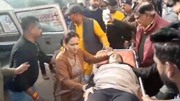 Tikamgarh News: गोली लगने से गंभीर घायल लड़की हुई दिल्ली रेफर, दो दिन बाद भी नहीं हुआ ऑपरेशन... शरीर के अंदर खिसक रही है गोली!