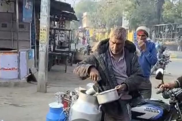 दूध बेचते हुए पिता भंवरलाल रावल दूध बेचते हुए पिता भंवरलाल रावल
