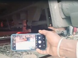 बिहार : ट्रेन के नीचे फंसी गर्भवती महिला, आधे घंटे की मशक्कत के बाद निकाला बाहर बिहार : ट्रेन के नीचे फंसी गर्भवती महिला, आधे घंटे की मशक्कत के बाद निकाला बाहर