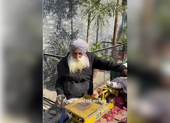 Viral: 108-Year-Old Street Vendor In Punjab Continues To Sell Aloo-Pyaaz With A Smile Viral: 108-Year-Old Street Vendor In Punjab Continues To Sell Aloo-Pyaaz With A Smile