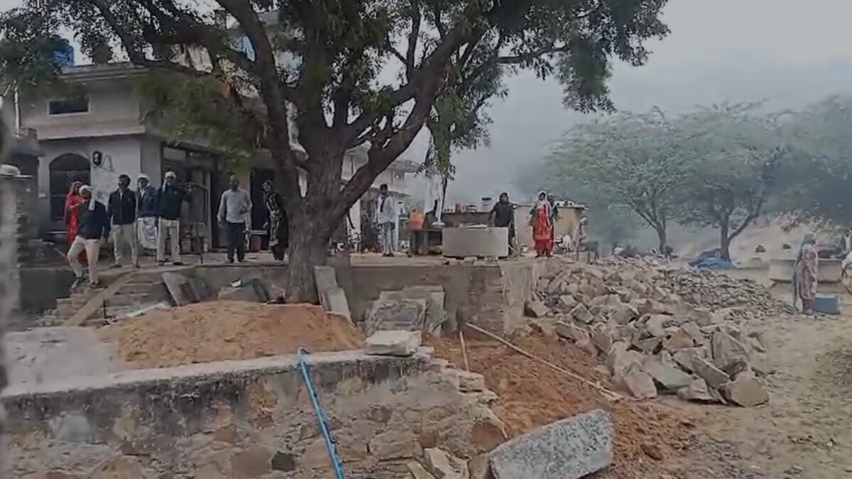 अलवर में दो पक्षों के विवाद में भारी पथराव, 3 साल के बच्चे की मौत, आधा दर्जन  महिला-पुरुष घायल | Stone Pelting in Alwar due to dispute between two  parties, 3 year