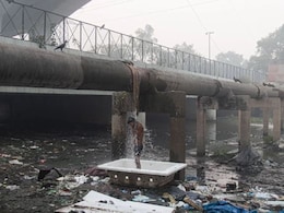 गरीबी कुछ भी कराती है... दिल्ली में नाले के बीच लीक हो रही पाइपलाइन के नीचे नहा रहा था शख्स, तस्वीर ने लोगों को झकझोर दिया गरीबी कुछ भी कराती है... दिल्ली में नाले के बीच लीक हो रही पाइपलाइन के नीचे नहा रहा था शख्स, तस्वीर ने लोगों को झकझोर दिया