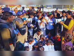 पीथमपुर के कई इलाकों में इंटरनेट बंद, बिगड़ते माहौल के बीच डीजीपी और एडीजी की हुई बैठक पीथमपुर के कई इलाकों में इंटरनेट बंद, बिगड़ते माहौल के बीच डीजीपी और एडीजी की हुई बैठक