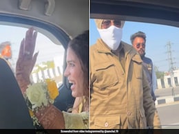 कार में थी दुल्हन, ट्रैफिक पुलिस ने रोकी गाड़ी, चालान काटने की बजाय किया कुछ ऐसा, लोग बोले- हमारे साथ अन्याय होता है कार में थी दुल्हन, ट्रैफिक पुलिस ने रोकी गाड़ी, चालान काटने की बजाय किया कुछ ऐसा, लोग बोले- हमारे साथ अन्याय होता है