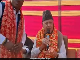Watch: Farooq Abdullah Sings <i>'Tune Mujhe Bulaya Sherawaliye'</i> Bhajan At Katra Watch: Farooq Abdullah Sings <i>'Tune Mujhe Bulaya Sherawaliye'</i> Bhajan At Katra
