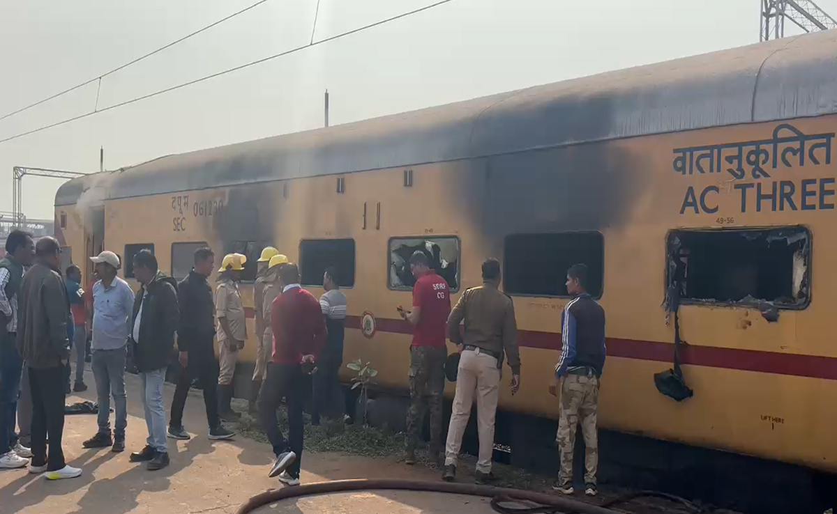 Durg: रेलवे स्टेशन पर खड़ी ट्रेन में लगी आग, फायर ब्रिगेड मौके पर पहुंची, जानिए कितना हुआ नुकसान