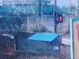 UP Fuel Pump Enforces 'No Helmet, No Petrol' Rule, Ends Up In The Dark UP Fuel Pump Enforces 'No Helmet, No Petrol' Rule, Ends Up In The Dark