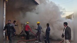 जबलपुर पटाखा बाजार में लगी भीषण आग, 12 दर्जन से ज्यादा टू वीलर जलकर राख, लाखों का नुकसान