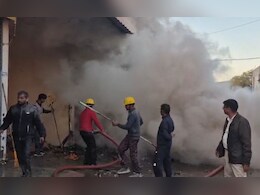 जबलपुर पटाखा बाजार में लगी भीषण आग, 12 दर्जन से ज्यादा टू वीलर जलकर राख, लाखों का नुकसान जबलपुर पटाखा बाजार में लगी भीषण आग, 12 दर्जन से ज्यादा टू वीलर जलकर राख, लाखों का नुकसान