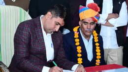 पिता के रिटायरमेंट ऑर्डर पर बेटे ने किए साइन, पिता बोले- मेरे लिए यह गर्व की बात
