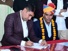 पिता के रिटायरमेंट ऑर्डर पर बेटे ने किए साइन, पिता बोले- मेरे लिए यह गर्व की बात पिता के रिटायरमेंट ऑर्डर पर बेटे ने किए साइन, पिता बोले- मेरे लिए यह गर्व की बात