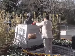मध्य प्रदेश के CM मोहन यादव पहुंचे टोक्यो, महात्मा गांधी की प्रतिमा पर अर्पित की पुष्पांजलि मध्य प्रदेश के CM मोहन यादव पहुंचे टोक्यो, महात्मा गांधी की प्रतिमा पर अर्पित की पुष्पांजलि