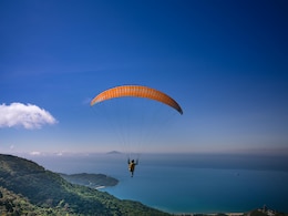 Paragliding Death : गोव्यात पॅराग्लायडिंग करताना पुण्यातील तरुणीचा मृत्यू, पायलटही दगावला! Paragliding Death : गोव्यात पॅराग्लायडिंग करताना पुण्यातील तरुणीचा मृत्यू, पायलटही दगावला!