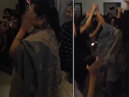 हॉस्टल में डांस कर रही छात्राओं को रोकने पहुंची वार्डन, फिर लड़कियों ने उनके साथ जो किया, इंटरनेट पर वायरल हो गया Video हॉस्टल में डांस कर रही छात्राओं को रोकने पहुंची वार्डन, फिर लड़कियों ने उनके साथ जो किया, इंटरनेट पर वायरल हो गया Video