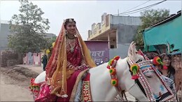 घोड़ी पर बैठी दुल्हन और बारात लेकर पहुंच गई दूल्हे के घर, अनोखी शादी की हर जगह चर्चा &nbsp;