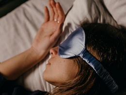 Sleeping Habits: लंबी और अच्छी जिंदगी के लिए बेशकीमती है नींद, आज से ही अपना लें ये आसान टिप्स