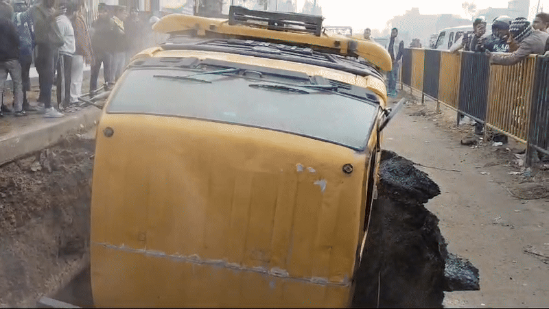 Rajasthan: अलवर में बड़ा हादसा, सड़क पर चलते-चलते अचानक धंस गया ट्रक; दिल्ली जाने वाला रास्ता बंद 