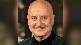 Bollywood News: महाकुंभ में अनुपम खेर ने लगाई डुबकी, वीडियो किया शेयर