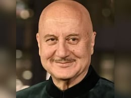 Bollywood News: महाकुंभ में अनुपम खेर ने लगाई डुबकी, वीडियो किया शेयर