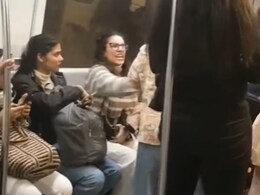 Viral Video : दिल्ली मेट्रोत महिलांमध्ये WWE फाईट, आधी शाब्दिक बाचाबाची नंतर झिंज्या उपटल्या