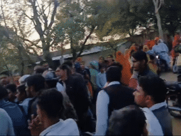 Tonk: बदमाश ने स्कूली छात्रा का किया अपहरण, ग्रामीणों ने आरोपी को धर-दबोचा और फिर कर दी ऐसी हालत Tonk: बदमाश ने स्कूली छात्रा का किया अपहरण, ग्रामीणों ने आरोपी को धर-दबोचा और फिर कर दी ऐसी हालत