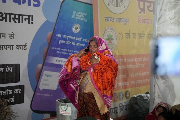 भगदड़ के बाद अपनों को ढूंढ़ती एक महिला भगदड़ के बाद अपनों को ढूंढ़ती एक महिला