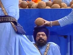 This Indian Group Sets Record For Smashing 85 Coconuts On A Person's Head In A Minute This Indian Group Sets Record For Smashing 85 Coconuts On A Person's Head In A Minute